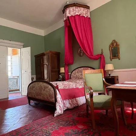 Bed & Breakfast Chateau De Thegra 3*